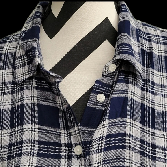 NWT Crown & Ivy Top - Picture 2 of 3